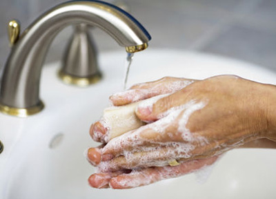 Лучшая профилактика – мытье рук с мылом. На чистой коже патогенные организмы погибают. Чтобы не пересушивать кожу рук и не получать микротрещины, через которые могут проникнуть нежеланные вирусы и бактерии, следует использовать перчатки при выполнении работ по дому. Хорошо после мытья рук нанести на их кожу защитный крем или увлажняющий лосьон.