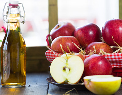 Яблочный уксус - это проверенное народное средство, но использовать его лучше в комплексе с другими мерами