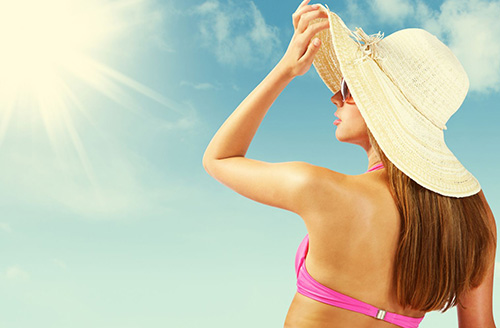 При дерматите не рекомендуется долго находиться под прямыми солнечными лучами