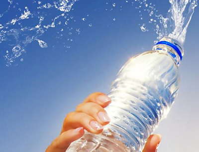 При дерматозных высыпаний количество выпиваемой ежесуточно чистой воды не должно быть меньше полутора литров