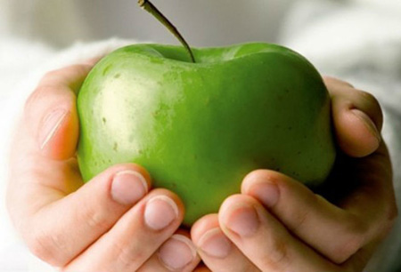 Едва ли не единственным фруктом, который можно употреблять в пищу маленьким детям, является зелёное яблоко