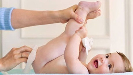 Дерматит в паху у новорожденных – достаточно распространенное заболевание. При появлении первых симптомов недуга у младенца следует обратиться к педиатру.