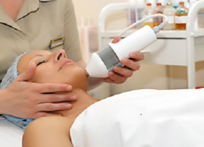 Косметический криомассаж лица снимает воспаление, стимулирует обмен веществ в коже