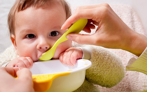 Планируя рацион малыша, нужно подбирать только натуральные продукты, происхождение которых известно родителям