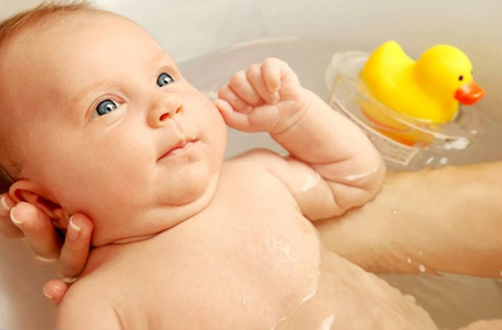 Необходимо регулярно купать ребенка, при этом лучше использовать только кипяченую воду
