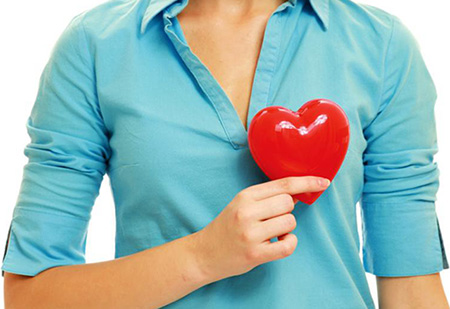 Если синеют губы и ногтевые пластинки, то в первую очередь необходимо исключить сердечные патологии