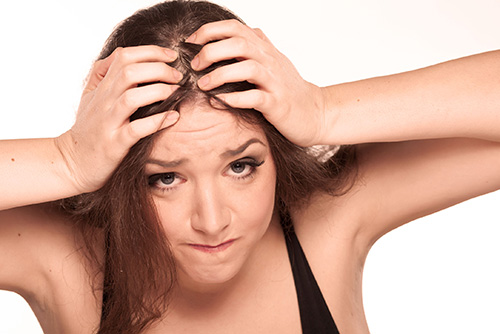 На количество выпавших волос влияет образ жизни, используемые средства по уходу, хронические заболевания и т. п.