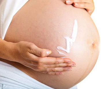 Довольно часто хлоазма возникает у беременных (в связи с чем именуется «маской беременности») и проходит самостоятельно спустя некоторое время после родов