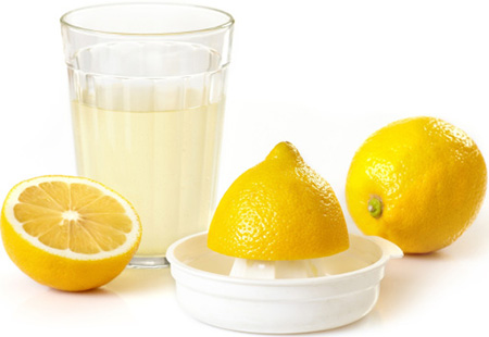 Сок лимона эффективно и быстро отбелит и удалит веснушки
