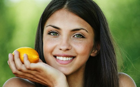 При склонности к образованию на коже веснушек рекомендуется стараться пополнять свой рацион продуктами с высоким содержанием витамина С: квашеной капустой, лимонами, апельсинами, черной смородиной