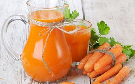 Для получения морковного сока можно использовать тёрку или соковыжималку, магазинный сок не является пригодным для лечения