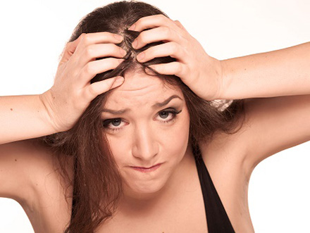Гиперкератоз приводит к потере «шевелюры», волосы становятся редкими и тонкими
