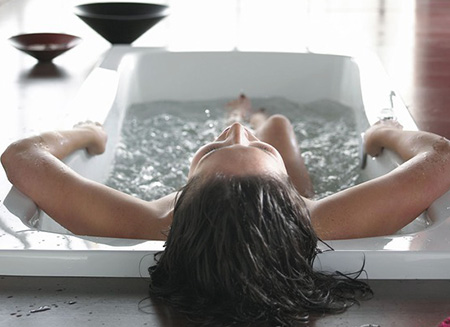 Во время лечения необходимо помнить, что горячая ванна может осложнить течение воспалительного процесса