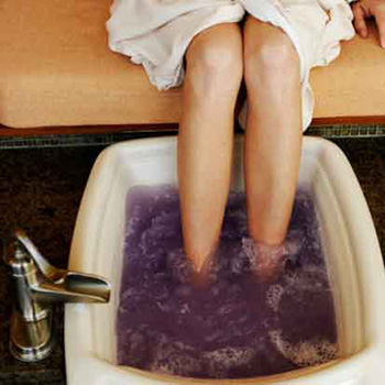 Лечение с помощью ванночки с добавлением марганцовки эффективно при кожной и подкожной формах болезни