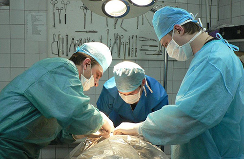 Лечение глубоких язв пролежней производится методом хирургического вмешательства