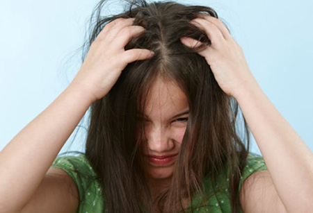 Вши волосистой части головы могут вызывать очень сильный зуд