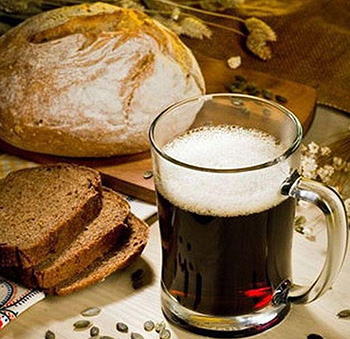 Квас издавна на Руси готовили из хлеба. Это ароматный и полезный напиток, который поможет утолить жажду в летний день и сделает ваши волосы крепкими и шелковистыми.