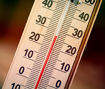 Одна из распространенных причин усиленного потоотделения у ребенка - высокая температура в доме. В норме она не должна превышать 22 градуса.