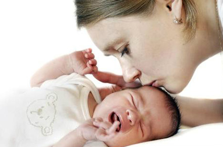Цианоз, возникающий у ребенка при длительном плаче, не вызывает серьезных опасений, если проходит после того, как малыш успокаивается