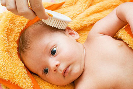 Массаж головы малыша способствует улучшению питания волос и усиливает действие лечебных веществ, применяемых для устранения проблемы