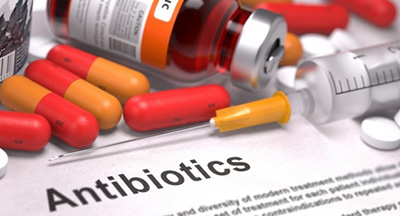 Лечение антибиотиками в виде инъекций проводится в стационаре и длится 7-10 дней