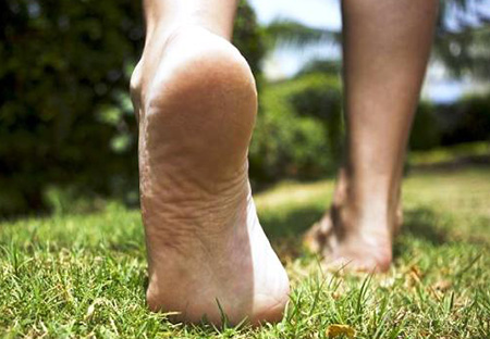 При хождении босиком могут сработать защитные функции организма. Из-за борьбы с возникшим раздражением на ногах образуются цыпки.