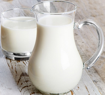 Кислое молоко или йогурт можно найти практически в каждом холодильнике. С их помощью можно хоть немного облегчить состояние обгоревшего.