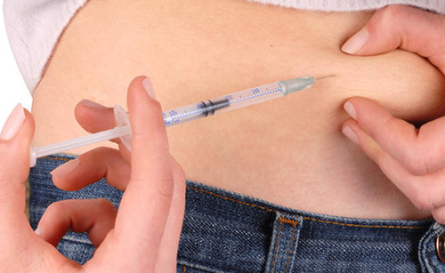 Больные сахарным диабетом 1 типа и некоторые 2 типа вынуждены регулярно принимать инъекции инсулина во избежание развития осложнений