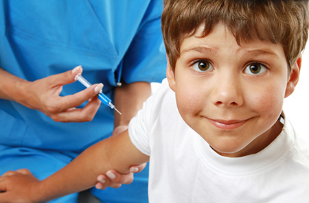 Невозможно предсказать, как детский организм отреагирует на прививку. Эритема может быть одним из ее последствий.