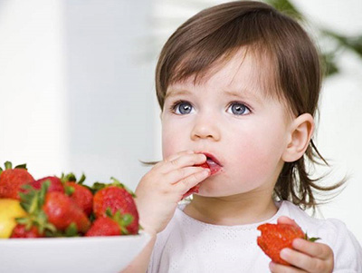 Дети старше 3-4 лет реже страдают аллергическими реакциями на продукты питания. В некоторых случаях может появиться сыпь, но не экзема.