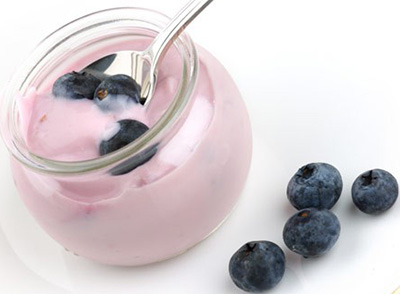 Йогурт – это не только вкусно, но и полезно для организма, когда имеются кожные проблемы