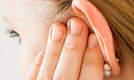 Нарыв в ухе опасен из-за места его локализации. Больной испытывает частичную потерю слуха, особенно при наличии нескольких узлов.