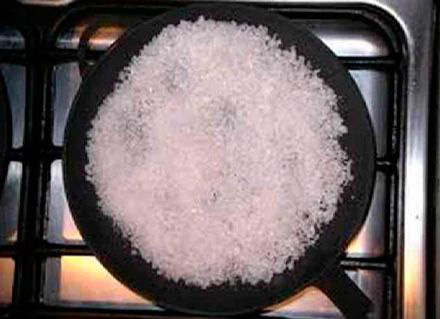 Сухое тепло можно получить из засыпанной в полотняной мешочек разогретой на сковороде соли