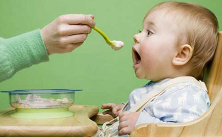 При кормлении ребенка взрослым нельзя пробовать еду малыша его ложкой