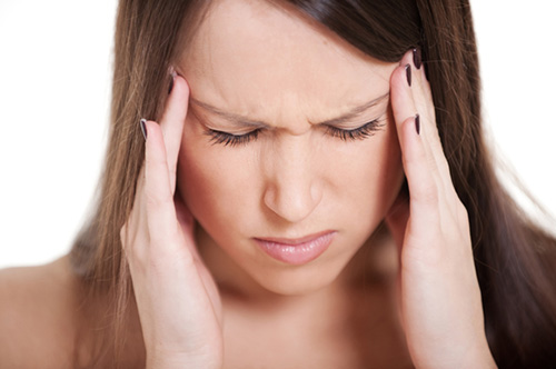 Во время развития герпеса у человека могут начаться головные боли. Это один из симптомов заболевания