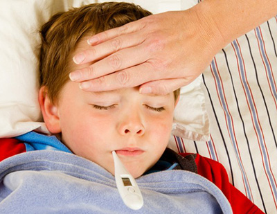 Повышение температуры тела у ребенка должно всегда настораживать родителей, это может быть предвестником герпеса