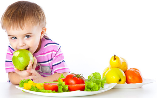 Включение в рацион малыша свежих овощей и фруктов поможет наравне с аптечными препаратами укрепить иммунитет