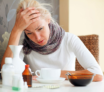 Простудные заболевания снижают защитную реакцию организма, позволяя вирусу герпеса активно проявляться