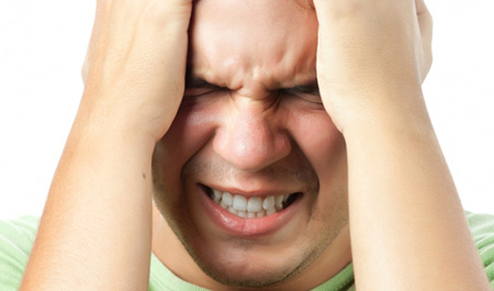 Сильная головная боль довольно часто считается предвестником простуды, но она может сигнализировать о проникновении вируса в организм