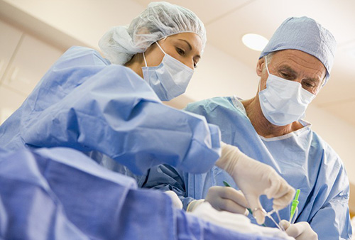 Проведение хирургического вмешательства позволяет эффективно бороться с гидраденитом