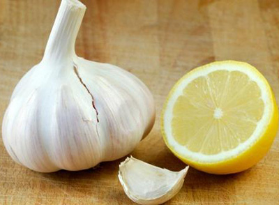 Настой из лимона и чеснока поможет удалить кондиломы без риска для здоровой кожи