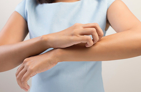 Жжение кожи может быть вызвано многими факторами, в том числе и аллергией