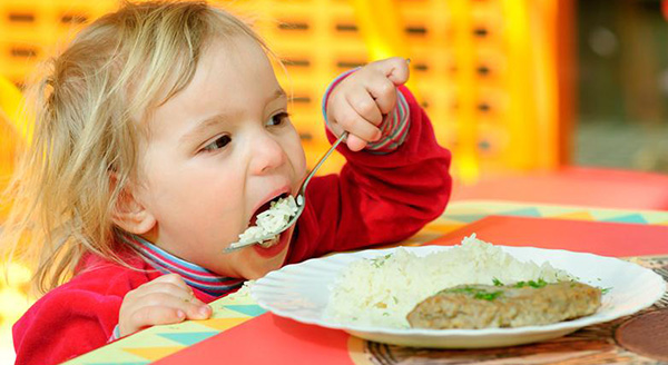 Даже для здорового малыша пища должна быть мягкой консистенции и желательно в отварном виде, не говоря уже про больного ребенка