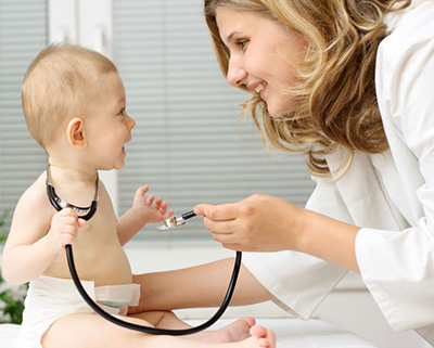В первую очередь родителям следует обратиться к доктору, который назначит комплексное диагностическое обследование, направленное на выявление природы аллергена