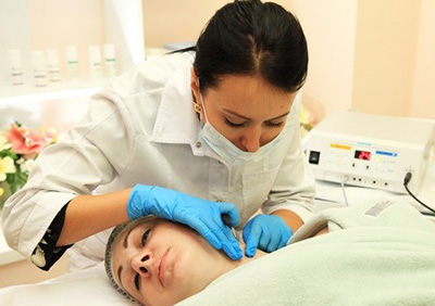 Во время операции пациент может ощущать небольшое жжение или тепло. Производится только местная анестезия.