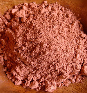 Красная глина подходит даже для чувствительного и склонного к аллергическим реакциям кожного покрова