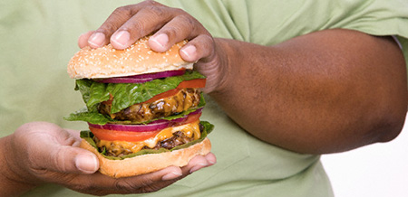 Вредная пища чревата не только появлением лишнего веса, но и многих проблем со здоровьем, в том числе - жировиков