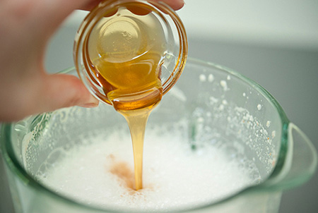 Мед – это сильный аллерген, который может вызвать воспалительные процессы на коже