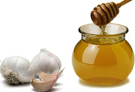 Чеснок и мед убивают грибок, способствуют восстановлению кожи при лишае