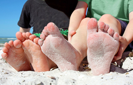 Заразиться грибком ног можно бытовым путём в любом общественном месте — в бане, бассейне, душе или на обычном пляже